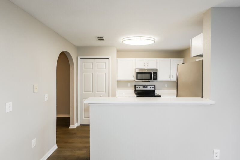 2,270/Mo, 9852 Ashburn Lake Dr Tampa, FL 33610 Kitchen View 2