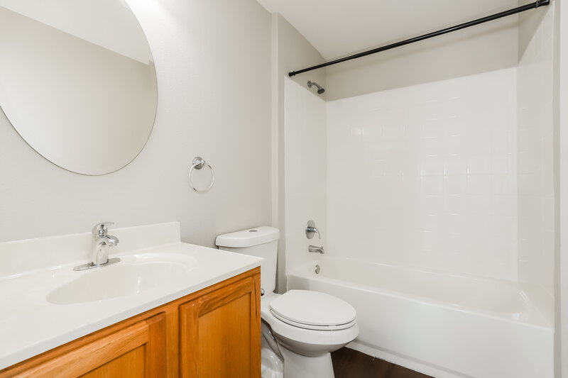 2,270/Mo, 9852 Ashburn Lake Dr Tampa, FL 33610 Main Bathroom View