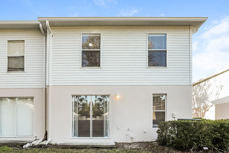 2,270/Mo, 9852 Ashburn Lake Dr Tampa, FL 33610 Rear View