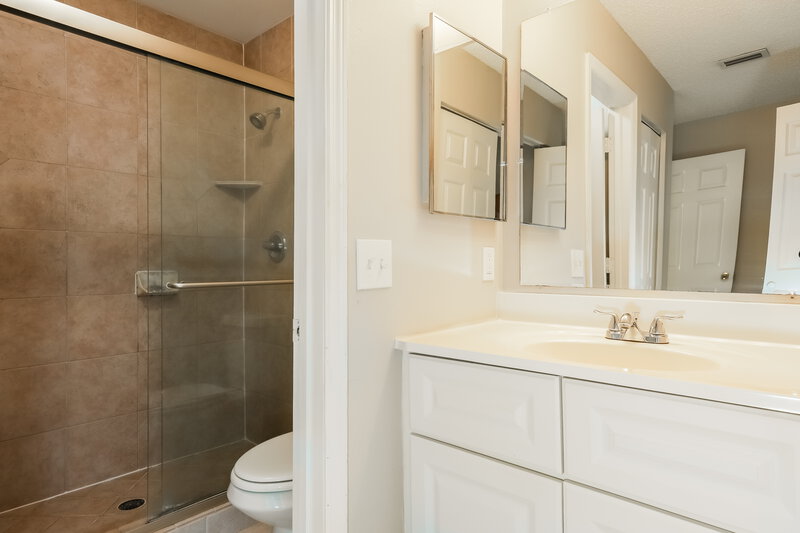 1,995/Mo, 318 Regal Park Dr Valrico, FL 33594 Main Bathroom View