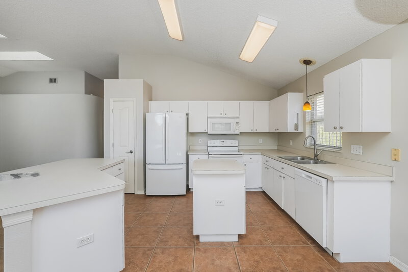 4,060/Mo, 10247 Oasis Palm Dr Tampa, FL 33615 Kitchen View