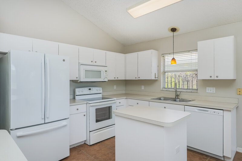 4,060/Mo, 10247 Oasis Palm Dr Tampa, FL 33615 Kitchen View 2