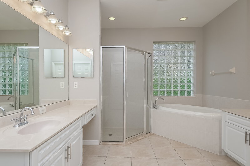 2,885/Mo, 2733 Beech Grove Lane Wesley Chapel, FL 33544 Main Bathroom View