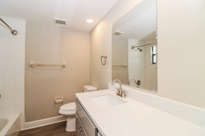 3,810/Mo, 2971 Longbrooke Way Clearwater, FL 33760 Main Bathroom View 2