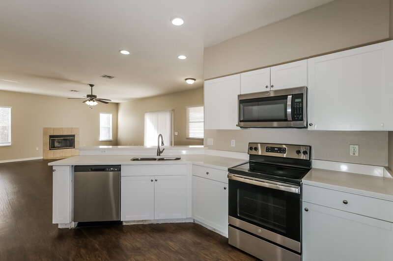 2,300/Mo, 3677 Sandhill Crane Lakeland, FL 33811 Kitchen View 3