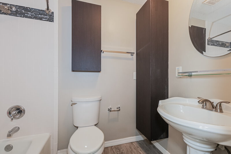 1,970/Mo, 5146 Londonderry Ln Wesley Chapel, FL 33543 Main Bathroom View