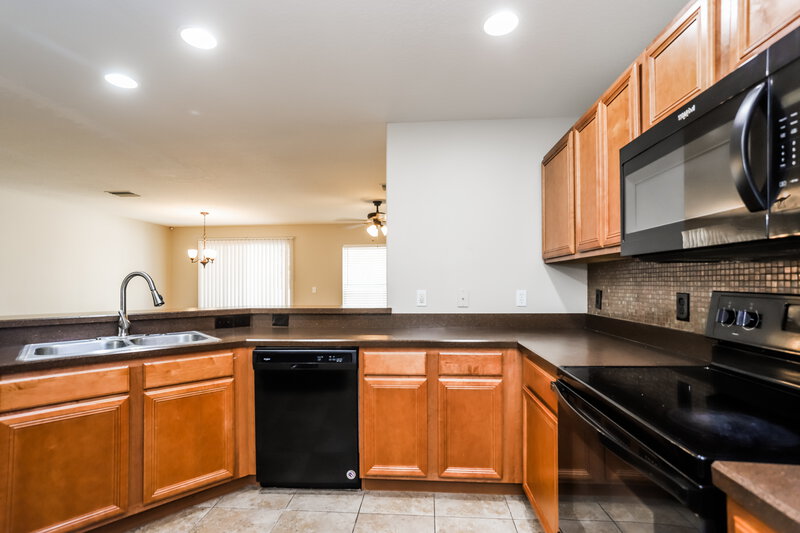 1,960/Mo, 10850 KENSINGTON PARK AVE Riverview, FL 33578 Kitchen View 2