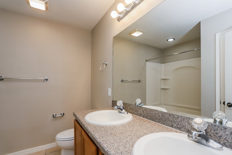 1,960/Mo, 10850 KENSINGTON PARK AVE Riverview, FL 33578 Main Bathroom View