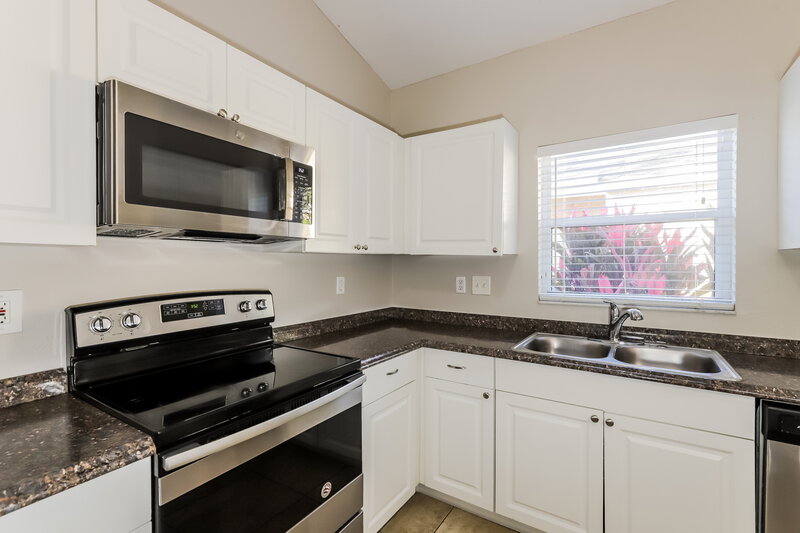 1,930/Mo, 5139  LOCHMEAD TERR Zephyrhills, FL 33541 Kitchen View 3