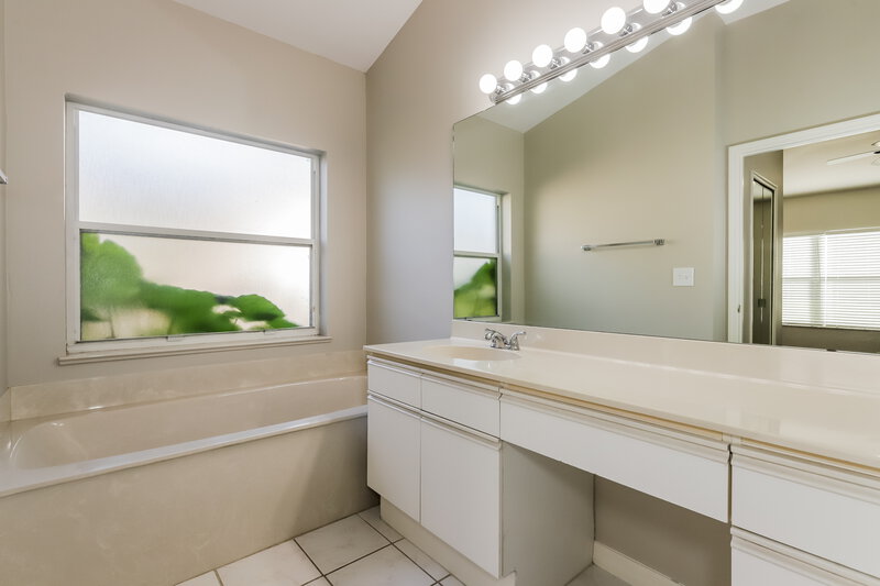 1,930/Mo, 5139  LOCHMEAD TERR Zephyrhills, FL 33541 Main Bathroom View