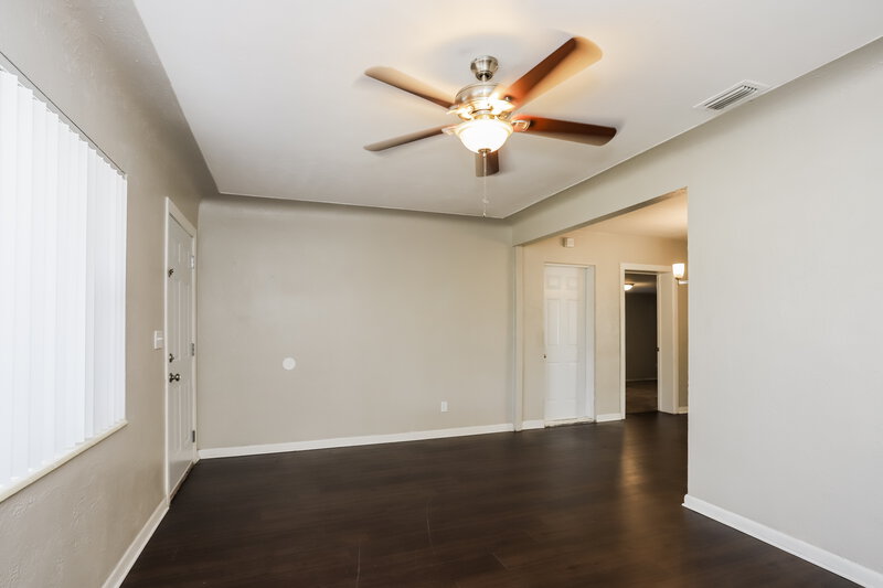 2,270/Mo, 5210 Dr Martin Luther King Jr St S St Petersburg, FL 33705 Living Room View 2
