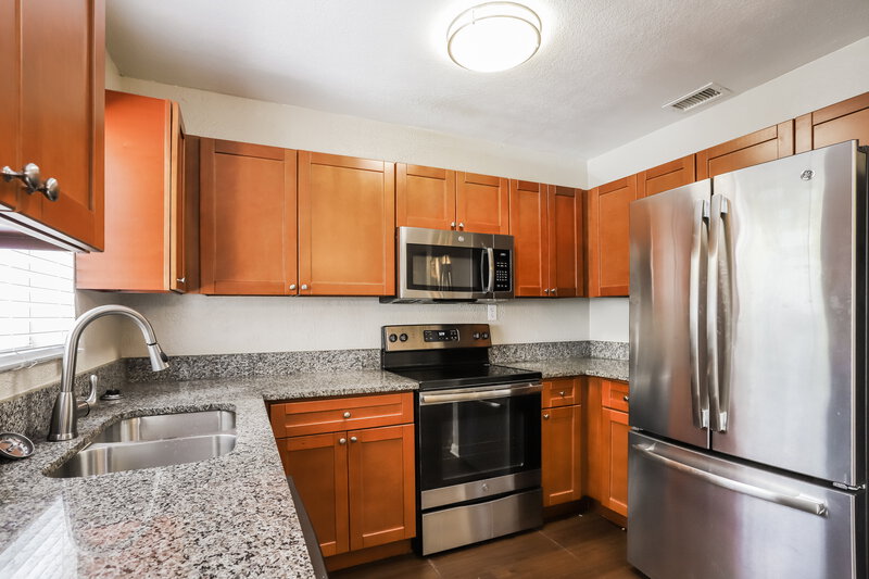 2,270/Mo, 5210 Dr Martin Luther King Jr St S St Petersburg, FL 33705 Kitchen View 2