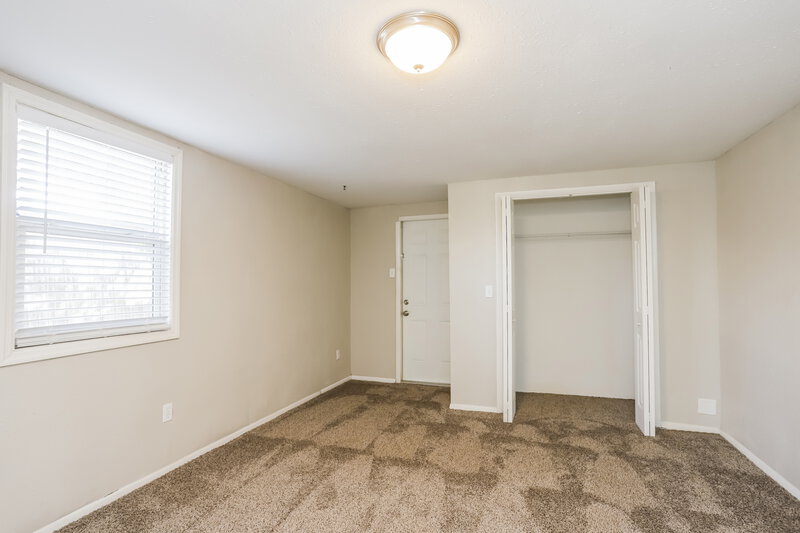 2,270/Mo, 5210 Dr Martin Luther King Jr St S St Petersburg, FL 33705 Main Bedroom View