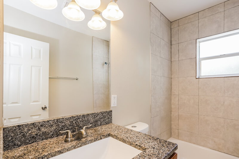 2,270/Mo, 5210 Dr Martin Luther King Jr St S St Petersburg, FL 33705 Bathroom View