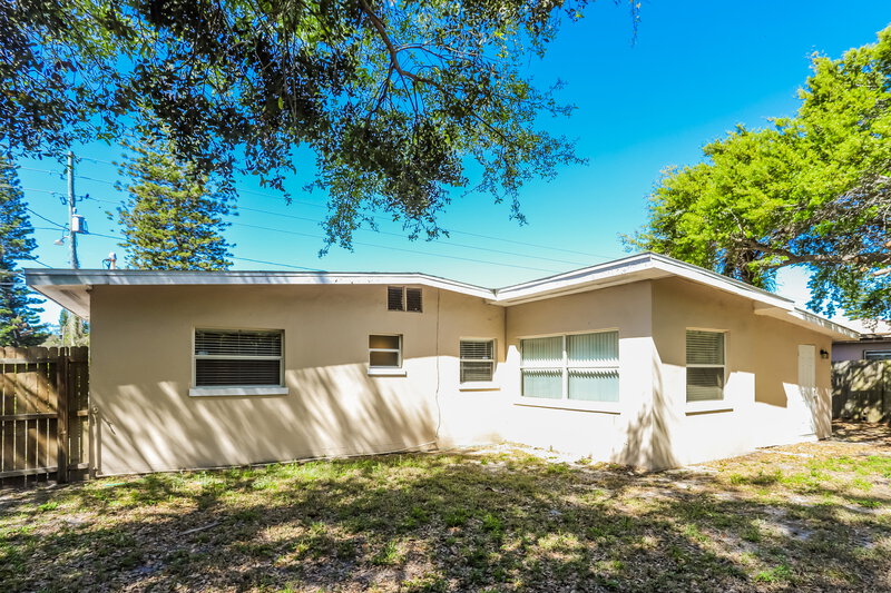 2,270/Mo, 5210 Dr Martin Luther King Jr St S St Petersburg, FL 33705 Rear View 2