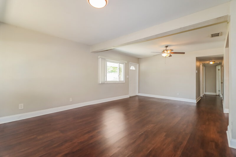 2,560/Mo, 5100 98Th Ave N Pinellas Park, FL 33782 Living Room View 2