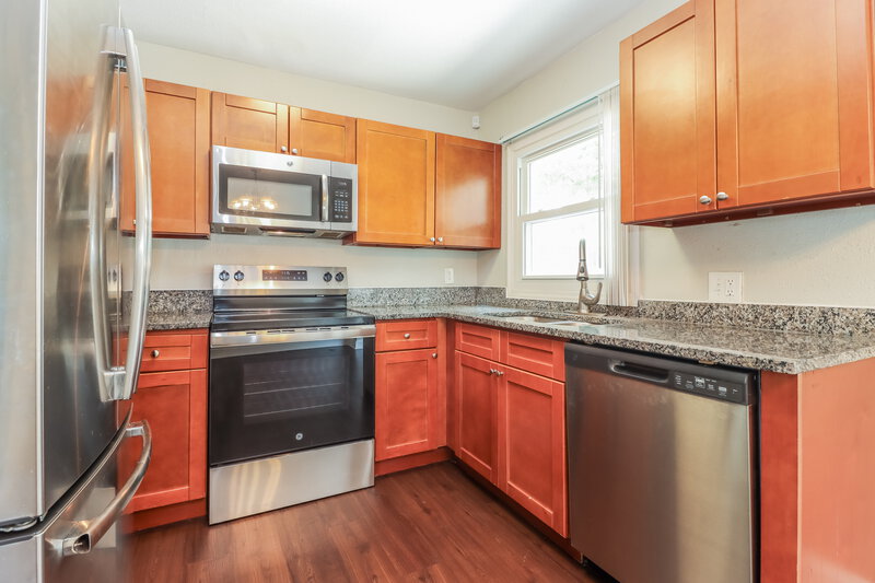 2,560/Mo, 5100 98Th Ave N Pinellas Park, FL 33782 Kitchen View 2
