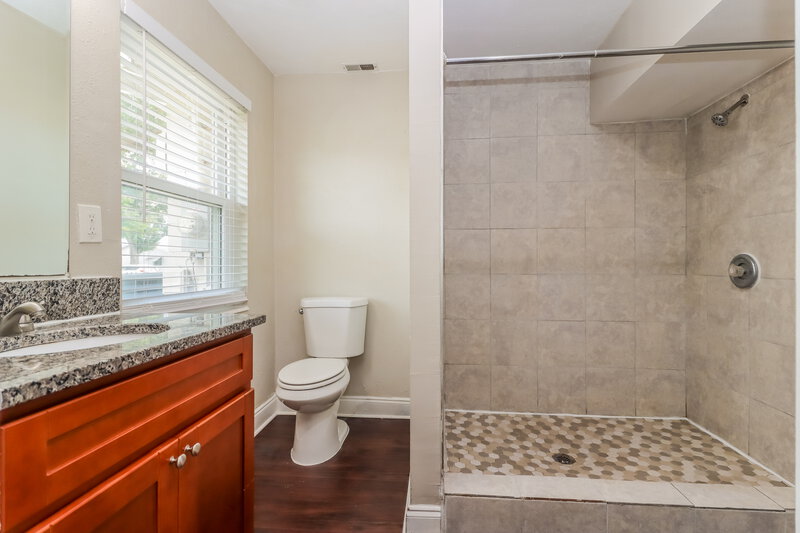2,560/Mo, 5100 98Th Ave N Pinellas Park, FL 33782 Main Bathroom View