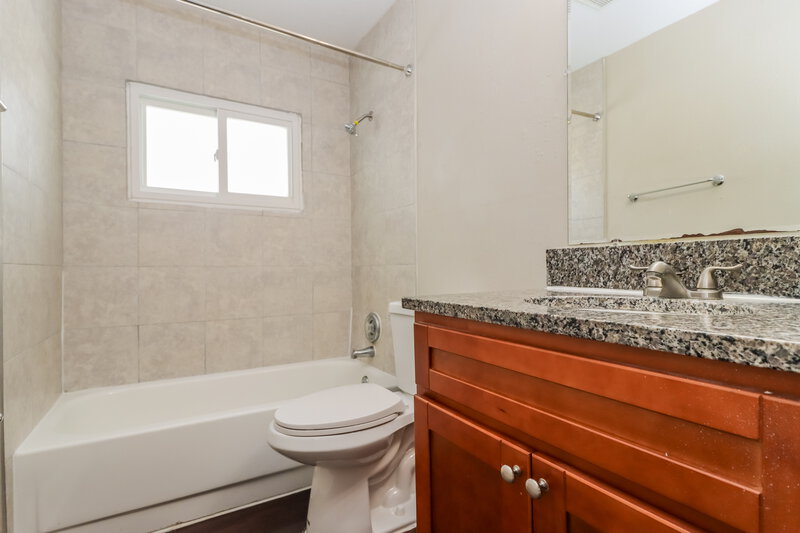 2,560/Mo, 5100 98Th Ave N Pinellas Park, FL 33782 Bathroom View