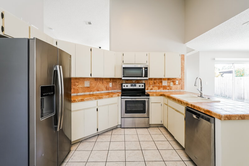 2,090/Mo, 12138 Fruitwood Dr Riverview, FL 33569 Kitchen View 2