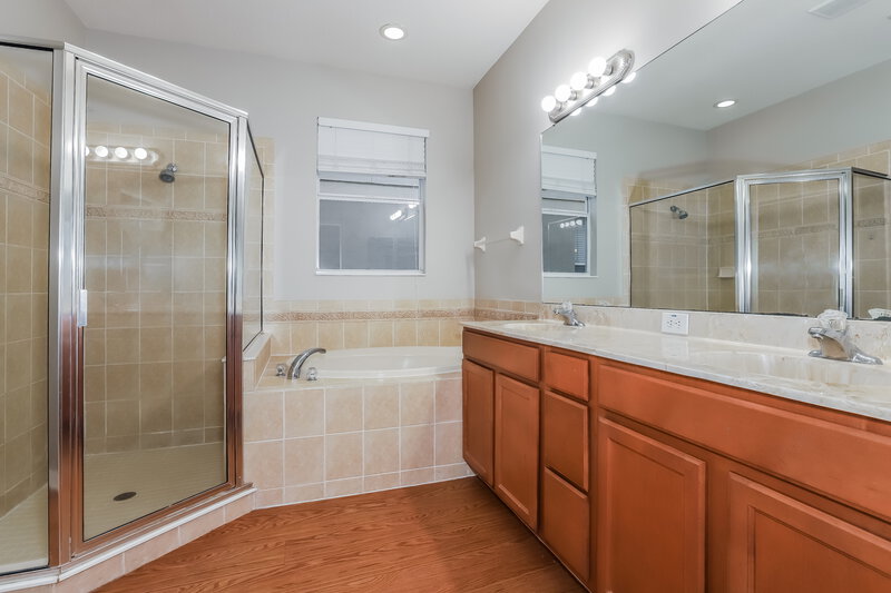 2,615/Mo, 403 Durham Shore Ct Apollo Beach, FL 33572 Main Bathroom View
