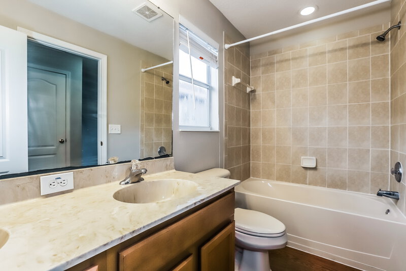 2,615/Mo, 403 Durham Shore Ct Apollo Beach, FL 33572 Bathroom View