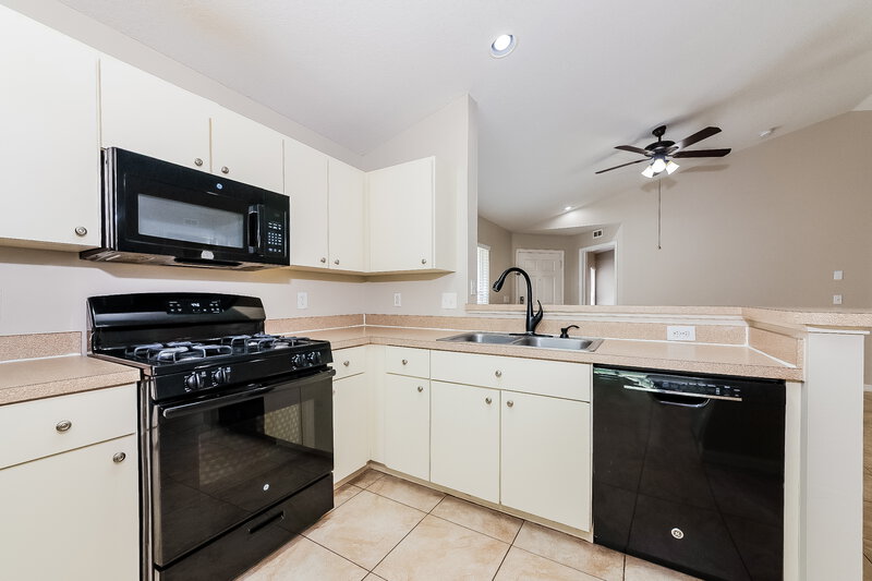 2,180/Mo, 7405 Oxford Garden Cir Apollo Beach, FL 33572 Kitchen View