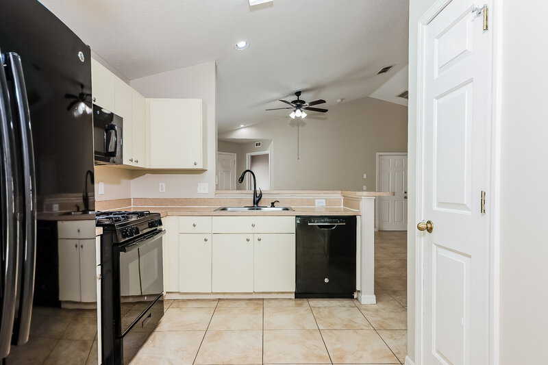 2,180/Mo, 7405 Oxford Garden Cir Apollo Beach, FL 33572 Kitchen View 2