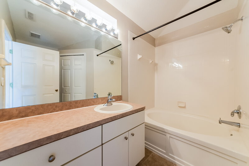2,180/Mo, 7405 Oxford Garden Cir Apollo Beach, FL 33572 Main Bathroom View