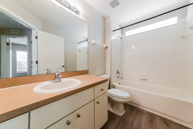 2,180/Mo, 7405 Oxford Garden Cir Apollo Beach, FL 33572 Bathroom View
