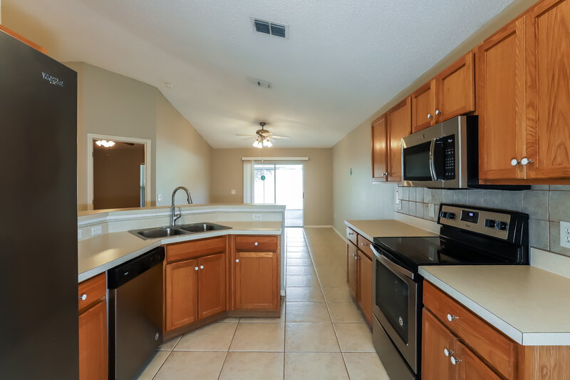 3,430/Mo, 12919 Parkington Dr Gibsonton, FL 33534 Kitchen View