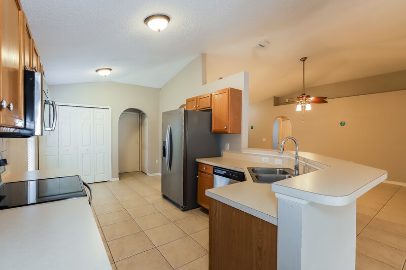 3,430/Mo, 12919 Parkington Dr Gibsonton, FL 33534 Kitchen View 2