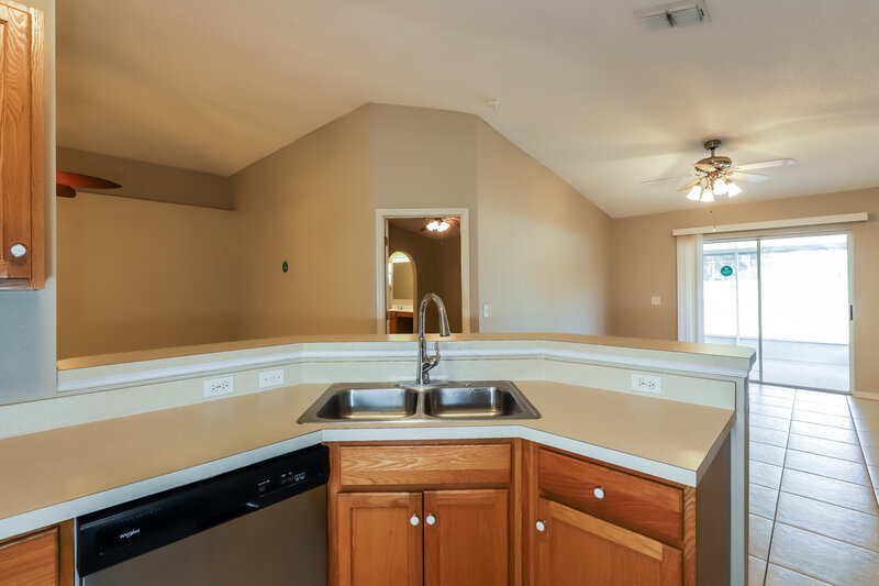 3,430/Mo, 12919 Parkington Dr Gibsonton, FL 33534 Kitchen View 3