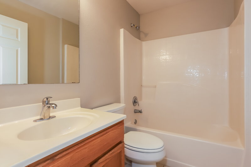 3,430/Mo, 12919 Parkington Dr Gibsonton, FL 33534 Bathroom View