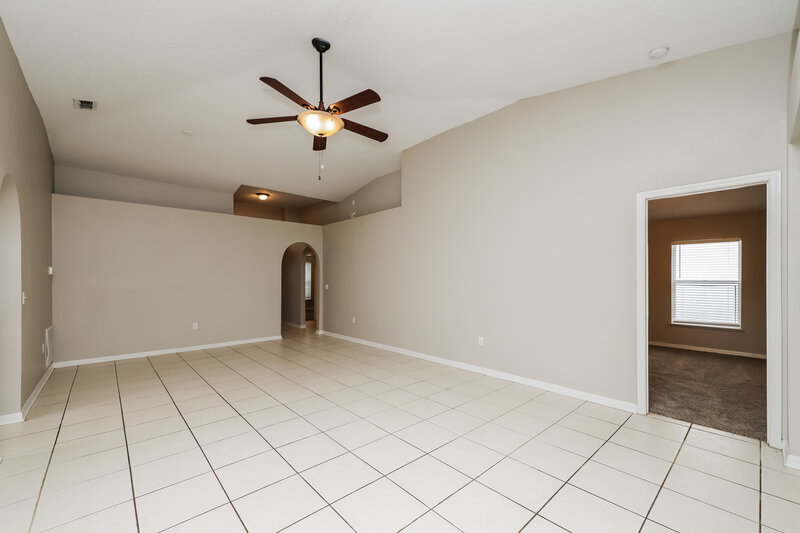 2,300/Mo, 12814 Lake Vista Dr Gibsonton, FL 33534 Living Room View 2