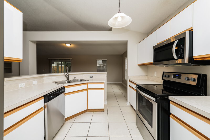 2,300/Mo, 12814 Lake Vista Dr Gibsonton, FL 33534 Kitchen View