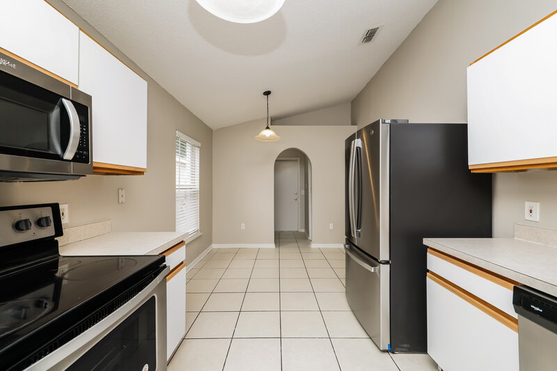 2,300/Mo, 12814 Lake Vista Dr Gibsonton, FL 33534 Kitchen View 2