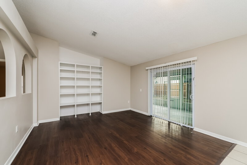 2,300/Mo, 12814 Lake Vista Dr Gibsonton, FL 33534 Family Room View 2