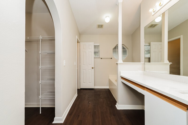 2,300/Mo, 12814 Lake Vista Dr Gibsonton, FL 33534 Main Bathroom View
