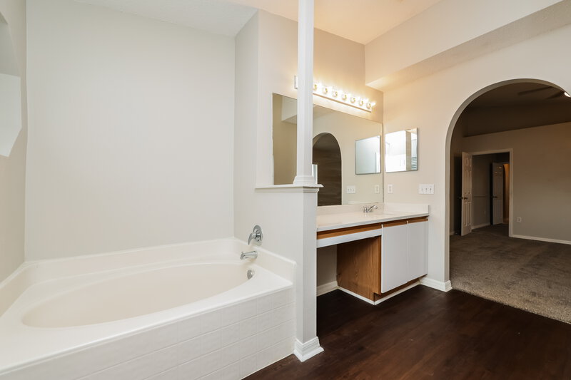 2,300/Mo, 12814 Lake Vista Dr Gibsonton, FL 33534 Main Bathroom View 2