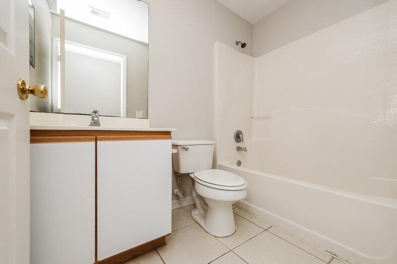 2,300/Mo, 12814 Lake Vista Dr Gibsonton, FL 33534 Bathroom View
