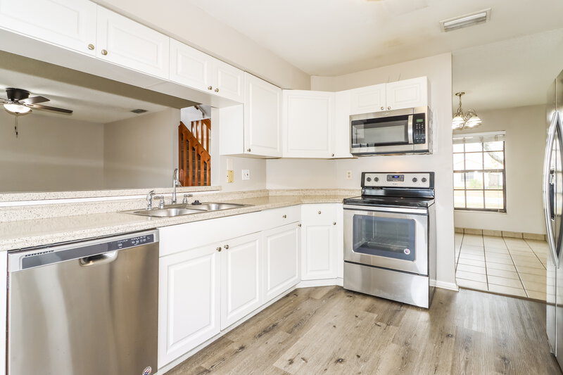 2,140/Mo, 10903 Carnelian Ln Riverview, FL 33578 Kitchen View 2