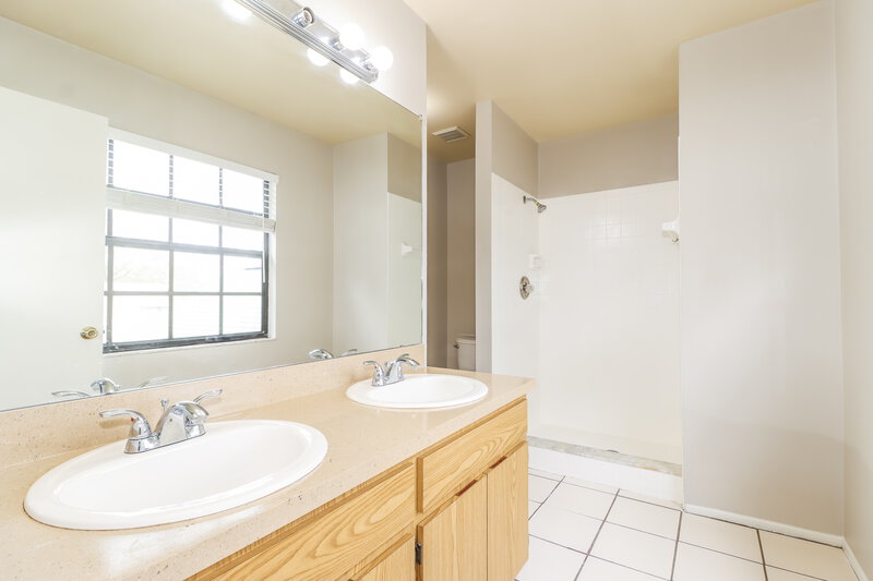 2,140/Mo, 10903 Carnelian Ln Riverview, FL 33578 Main Bathroom View