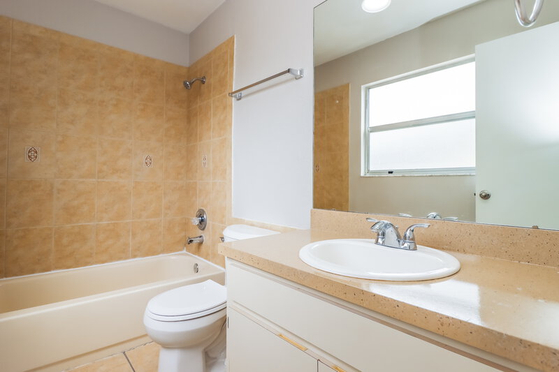 2,140/Mo, 10903 Carnelian Ln Riverview, FL 33578 Bathroom View 2