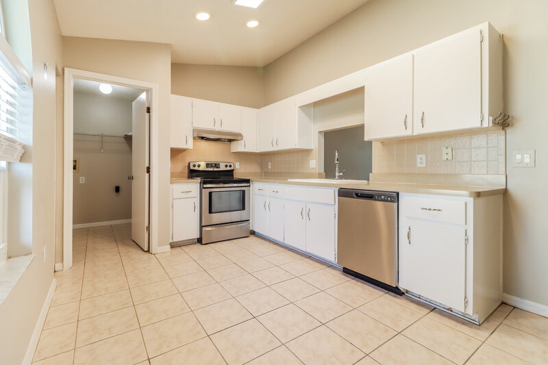 1,915/Mo, 8309 Royal Hart Dr New Port Richey, FL 34653 Kitchen View 2
