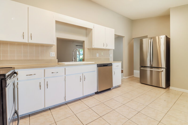 1,915/Mo, 8309 Royal Hart Dr New Port Richey, FL 34653 Kitchen View 3