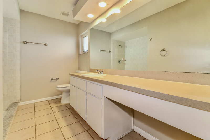 1,915/Mo, 8309 Royal Hart Dr New Port Richey, FL 34653 Main Bathroom View