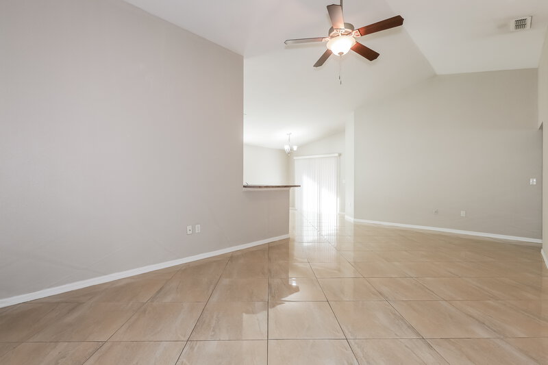 2,105/Mo, 6400 Twin Bridges Dr Zephyrhills, FL 33541 Living Room View
