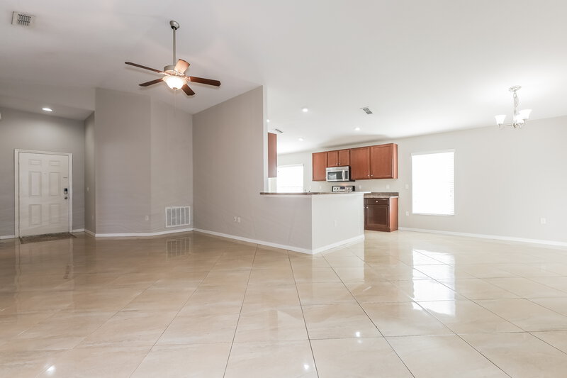 2,105/Mo, 6400 Twin Bridges Dr Zephyrhills, FL 33541 Living Room View 2