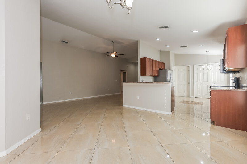 2,105/Mo, 6400 Twin Bridges Dr Zephyrhills, FL 33541 Dining Room View 2